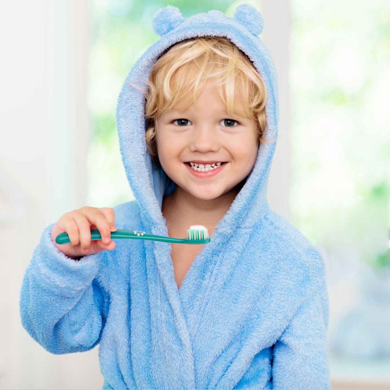 Ребенок собирается чистить зубы